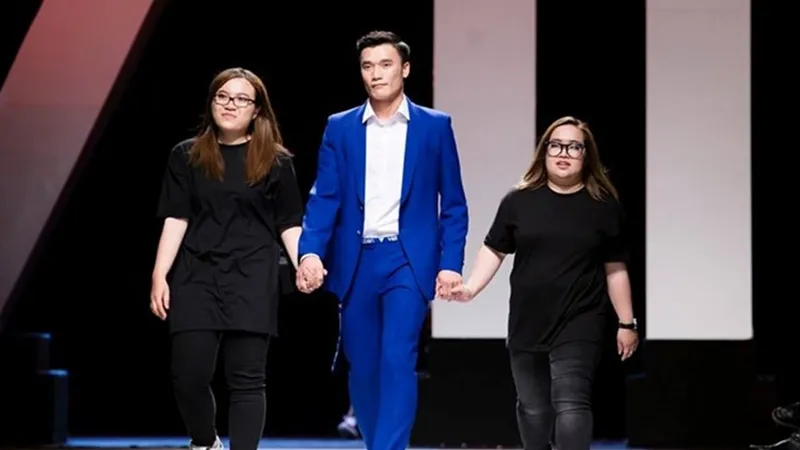 Thủ thành Bùi Tiến Dũng trên sàn Catwalk. Ảnh: NGUYỄN THÀNH/ LĐO