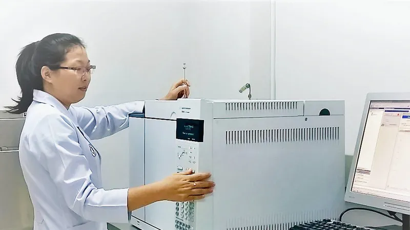 Nhà khoa học nữ điều chế dược chất phóng xạ điều trị ung thư tại Bệnh viện Chợ Rẫy, TPHCM. Ảnh: V.GIA