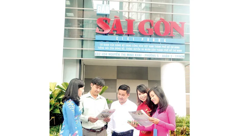 Đoàn viên, thanh niên Báo SGGP trao đổi trước Tòa nhà Văn hóa - Nghiệp vụ. Ảnh: Thái Bằng