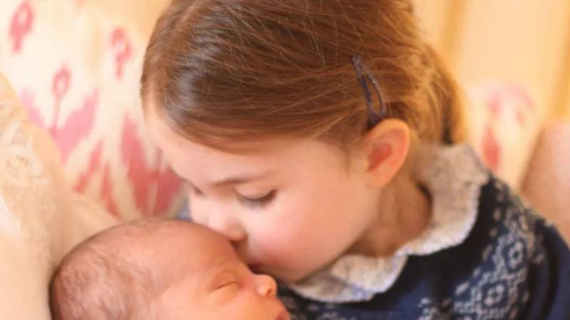 Công chúa Charlotte trìu mến ôm em trai đang ngủ