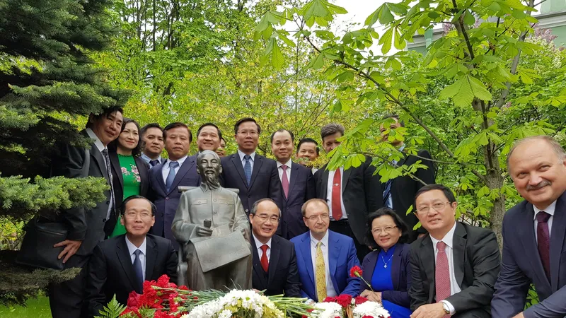 Dâng hoa tượng đài Hồ Chí Minh trong khuôn viên Trường Đại học Tổng hợp Quốc gia Saint Pertersburg