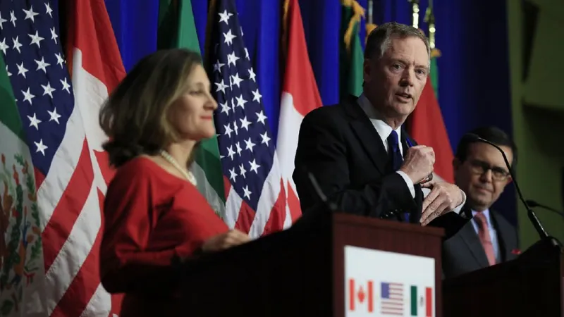 Ngoại trưởng Canada Chrystia Freeland, Đại diện Thương mại Mỹ Robert E. Lighthizer và Bộ trưởng Kinh tế Mexico Ildefonso Guajardo Villarreal ở vòng thứ 4 đàm phán NAFTA tại Washington. Nguồn: AP