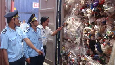 13.000 tấn phế liệu nhựa nhập khẩu bằng giấy tờ giả