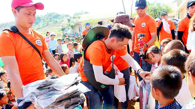 Trao quà cho các em nhỏ vùng cao