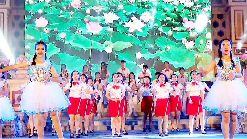Các em thiếu nhi Huế biểu diễn bài Búp sen hồng trong đêm khai mạc