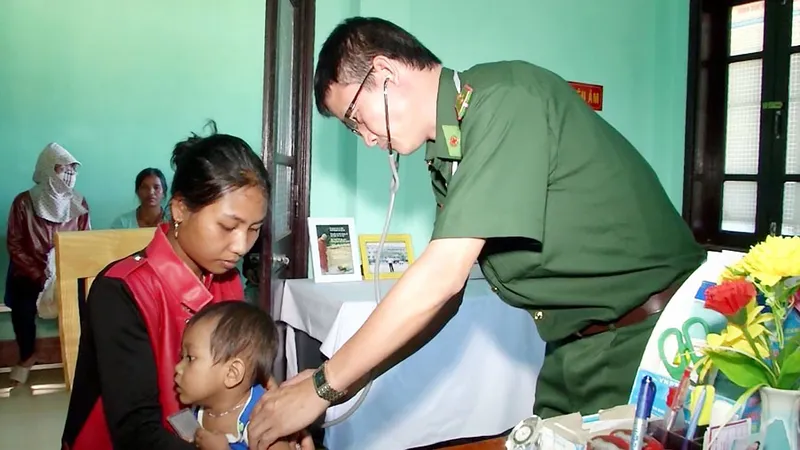 Bác sĩ Đặng Hồng Minh khám bệnh cho đồng bào các dân tộc khu vực biên giới Việt Nam - Lào