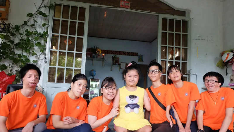  Các em nhỏ nhiễm chất độc da cam của Làng Hòa Bình thăm cô bé chim cánh cụt Nguyễn Hoài Thương (Củ Chi)