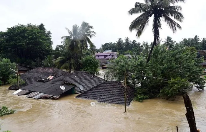 Nhiều ngôi nhà bị nhấn chìm trong nước lũ ở bang Kerala, miền Nam Ấn Độ. Nguồn: TTXVN