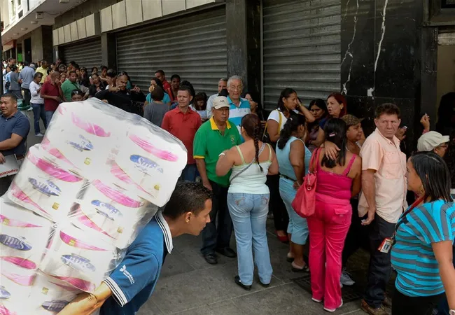 Ngoài khủng hoảng năng lượng, Venezuela đang bị thiếu hụt lương thực và giá cả tăng vọt. Ảnh: GETTY