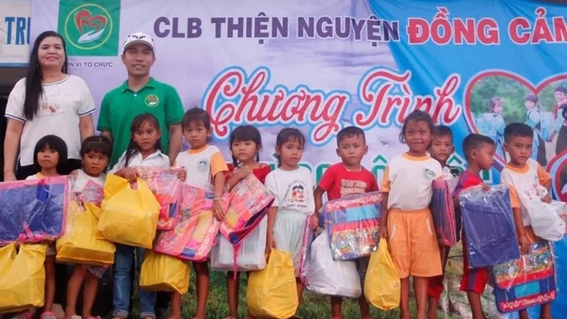 Trao quà các học sinh khó khăn biết vươn lên học tốt ở Bình Thuận