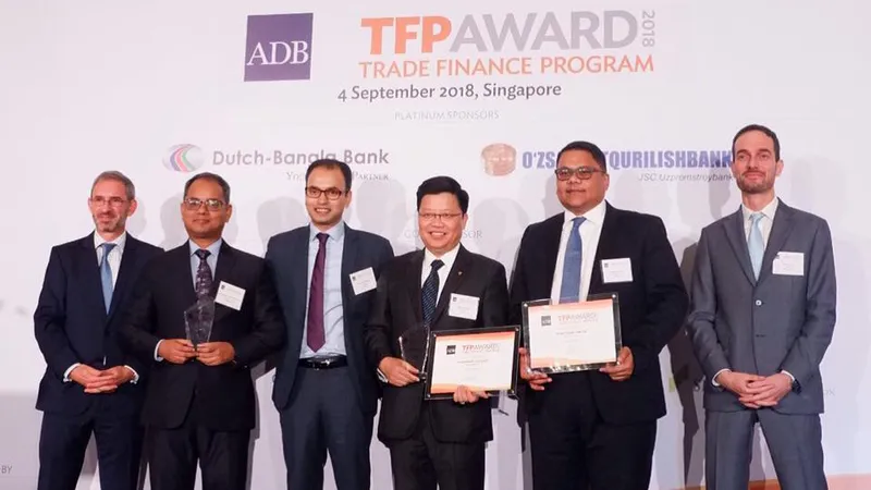 TGĐ TPBank - ông Nguyễn Hưng đại diện cho TPBank nhận giải Best SME Deal từ ADB