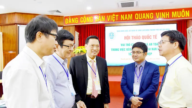 Các chuyên gia, nhà khoa học trong và ngoài nước trao đổi bên lề hội thảo