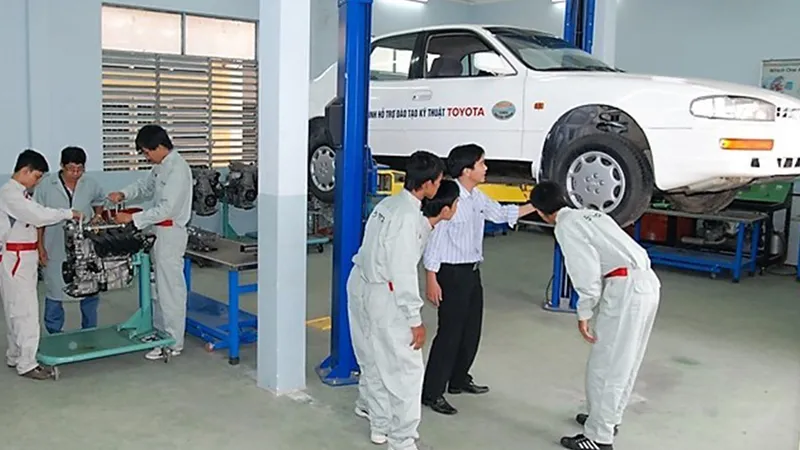 Sinh viên Trường CĐ Kỹ thuật Cao Thắng trong giờ thực hành 