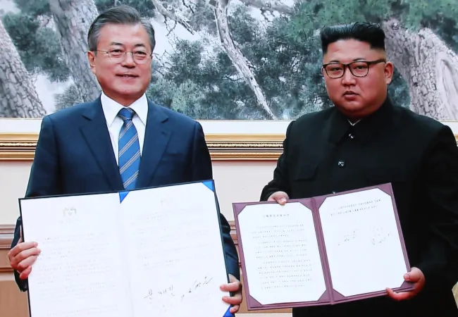 Tổng thống Hàn Quốc Moon Jae In và lãnh đạo Triều Tiên Kim Jong Un ký thỏa thuận tại Bình Nhưỡng hôm 19-9. Ảnh: YONHAP 