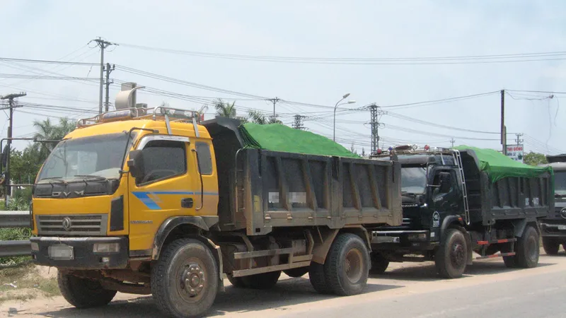 Xe quá tải tung hoành ở Bình Dương