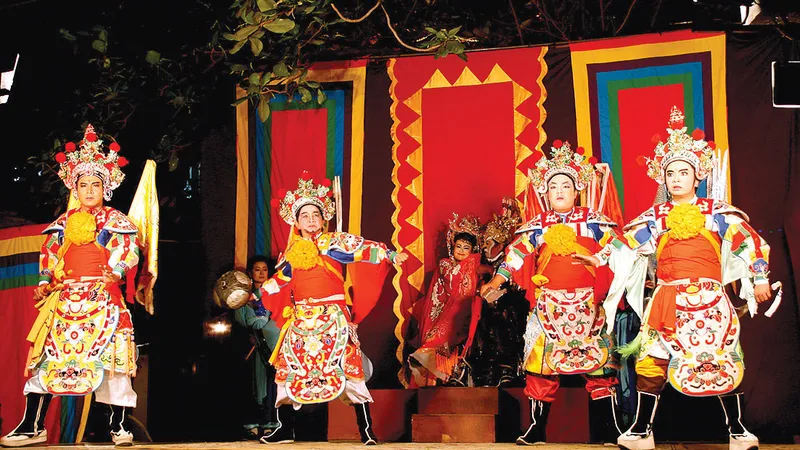 Sân khấu lưu động được trang bị sơ sài, khó thu hút khán giả và quảng bá tốt cho nghệ thuật truyền thống  