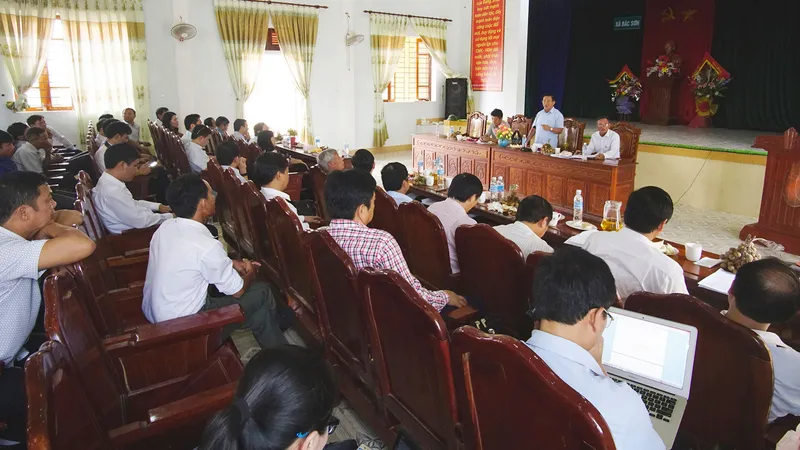 Bí thư Tỉnh ủy Hà Tĩnh Lê Đình Sơn tiếp xúc, nghe nguyện vọng nhân dân trong quá trình sắp xếp đơn vị hành chính thôn