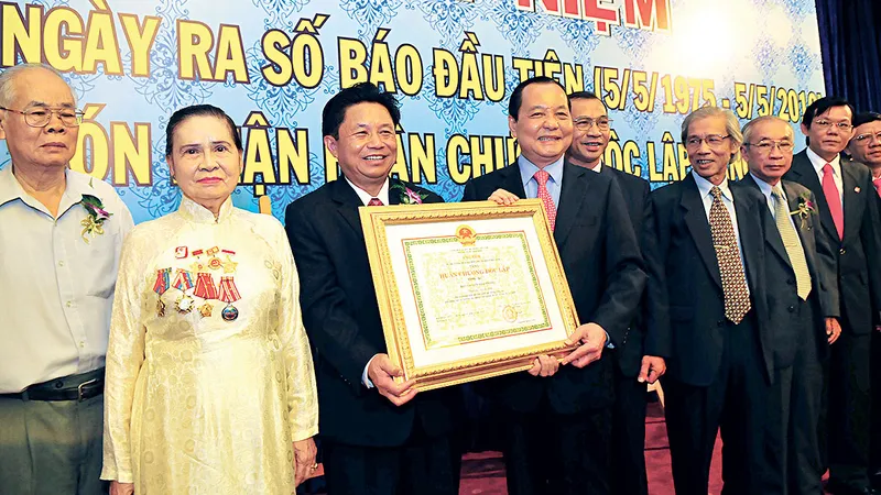 Đồng chí Nguyễn Thị Vân (Bảy Vân) tại Lễ kỷ niệm 35 năm ngày Báo SGGP ra số đầu tiên và đón nhận Huân chương Độc lập hạng ba Ảnh: VIỆT DŨNG