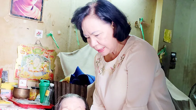 Dì Phương Ngọc Hạnh tới thăm và tặng quà bà Châu Thị Tố
