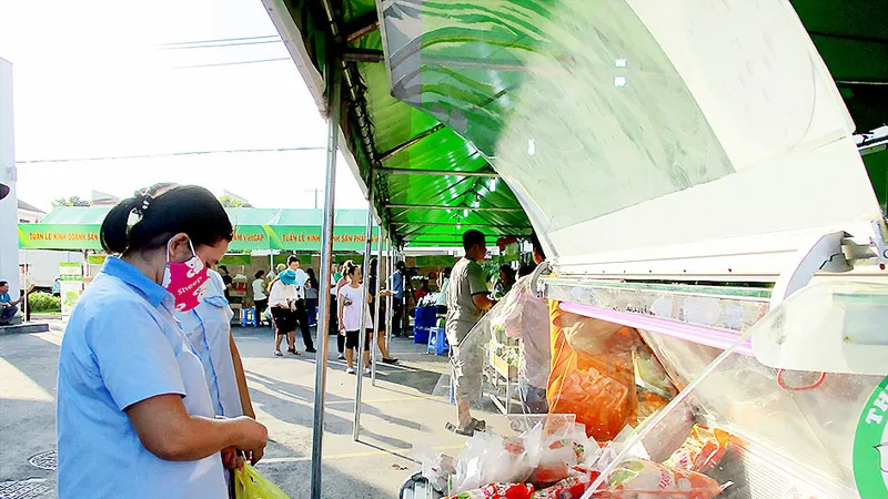  Công nhân tiếp cận và mua sản phẩm VietGAP