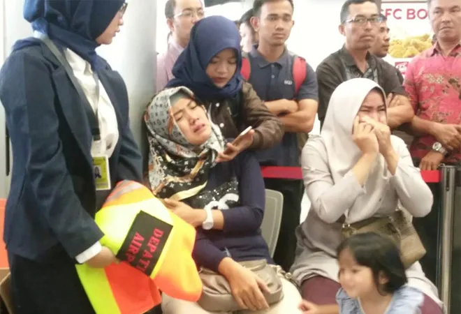 Người thân của các hành khách trên chuyến bay JT610 bật khóc tại sân bay Depati Amir ở Pangkal Pinang khi hay tin. Ảnh: REUTERS