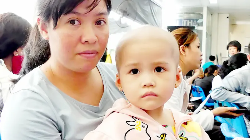 Bé Nguyễn Ngọc Gia Hân mắc phải chứng bệnh lạ nổi hạch khắp cơ thể 