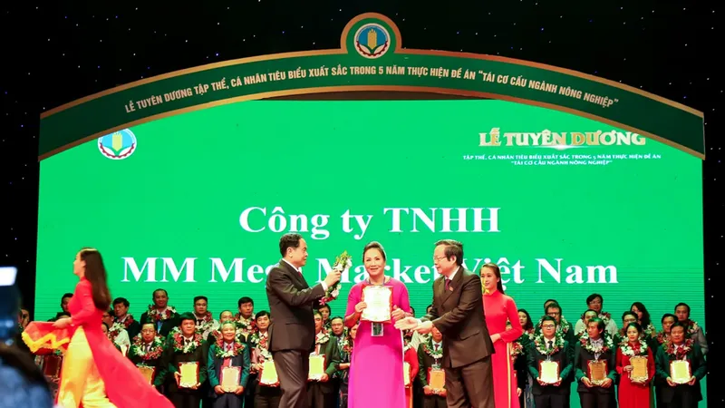 Đại diện MM Mega Market Việt Nam nhận danh hiệu “Doanh Nghiệp vì nhà nông”