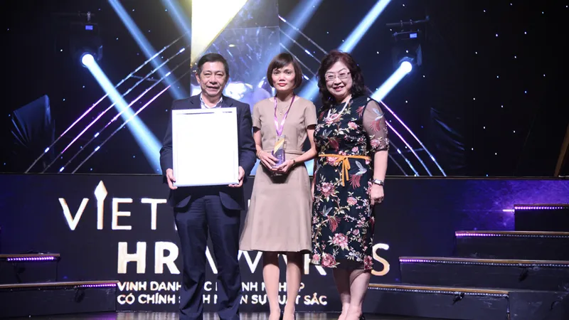  Phó Tổng Giám đốc Nguyễn Hoàng Dũng đại diện VietinBank nhận giải thưởng Vietnam HR Awards 2018