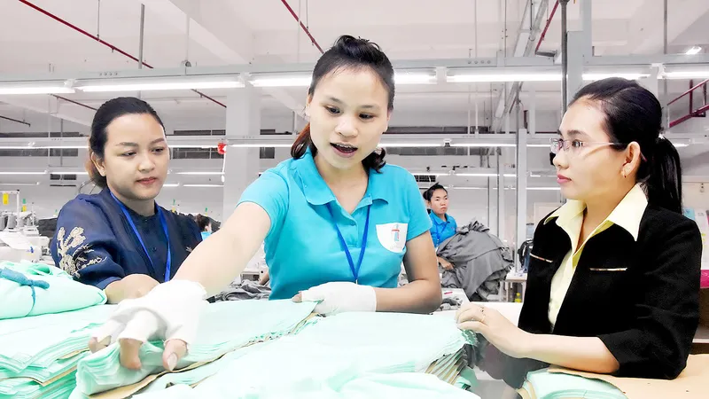 Chủ tịch Công đoàn Quản Trần Thiên Nga (bìa trái) và Bí thư Chi bộ Lê Thị Yên Nhi (bìa phải) thuộc Công ty TNHH MTV L&T (quận 12) luôn đồng hành, động viên công nhân trong đơn vị. Ảnh: QUANG HUY