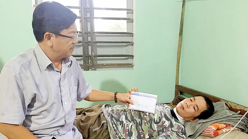 Đại diện Báo SGGP trao tận tay 60 triệu đồng bạn đọc đóng góp giúp anh Nguyễn Vũ