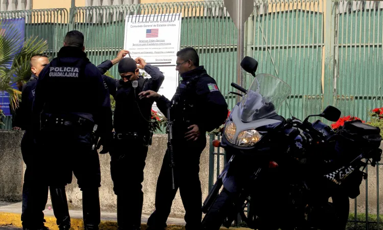 Binh sĩ Mexico gác bên ngoài Lãnh sự quán Mỹ ở Guadalajara, Mexico sau vụ tấn công, ngày 1-12. Nguồn: TTXVN