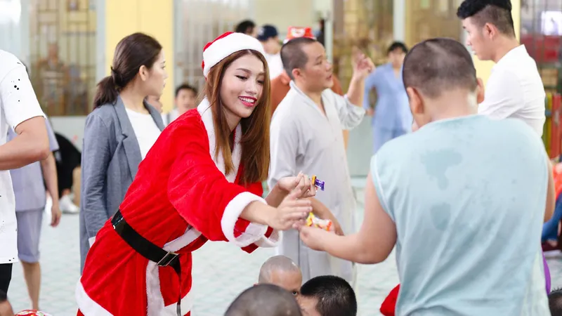 Bạn trẻ đóng vai bà già Noel làm thêm cuối năm