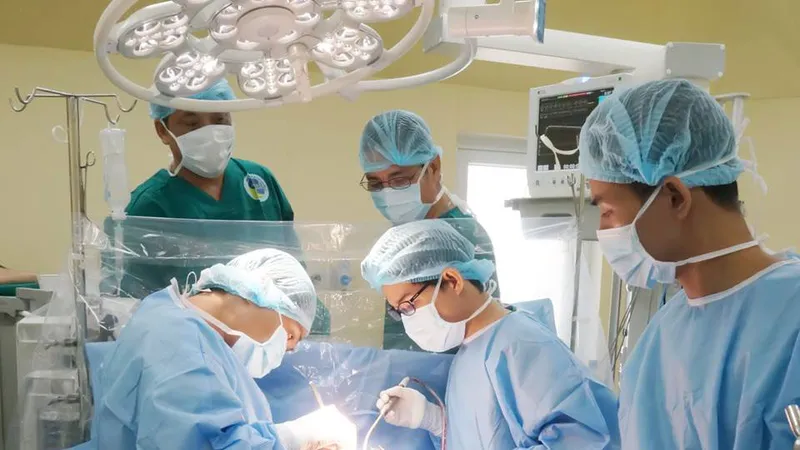 Cứu sống bệnh nhân bị cướp đâm thủng tim, gan