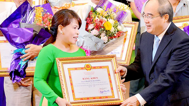 Bí thư Thành ủy TPHCM Nguyễn Thiện Nhân biểu dương, khen thưởng các tập thể, cá nhân có thành tích xuất sắc trong học tập và làm theo tư tưởng, đạo đức, phong cách Hồ Chí Minh năm 2017-2018 . Ảnh: VIỆT DŨNG