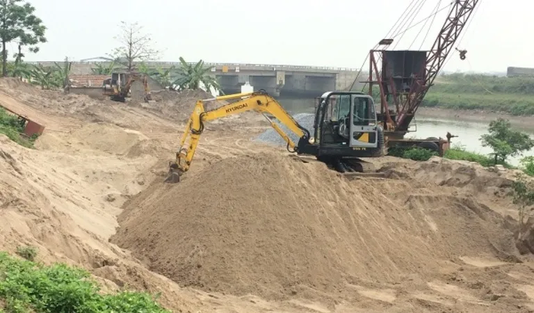 Phát hiện nhiều bến bãi tập kết cát trái phép
