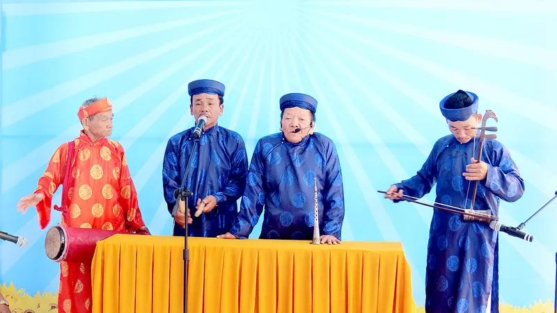 Bốn ông cái chủ chốt của đoàn hát sắc bùa xã Phổ An, huyện Đức Phổ, tỉnh Quảng Ngãi biểu diễn hát sắc bùa
