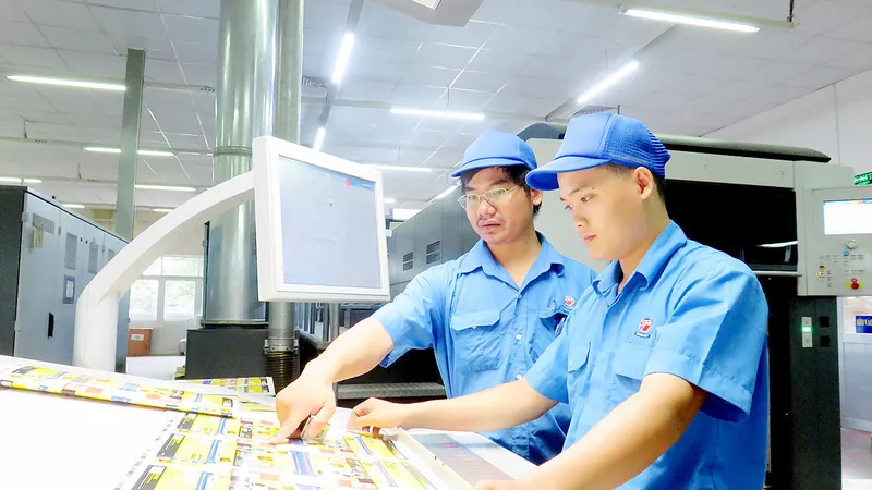 Được thông báo mức thưởng tết cao, công nhân Công ty In số 7 rất phấn khởi, an tâm làm việc trong những ngày cuối năm. Ảnh: THÁI PHƯƠNG 