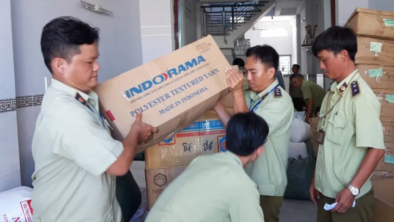 Lực lượng QLTT TPHCM kiểm tra, niêm phong hàng giả mạo trên địa bàn TPHCM 