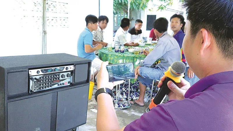 Thuê dàn karaoke hay loa kéo phục vụ tiệc tùng gây nỗi ám ảnh của cư dân đô thị. Ảnh: DŨNG PHƯƠNG