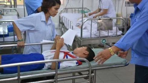Học sinh ở Long An nhập viện sau bữa ăn. Ảnh: VOV