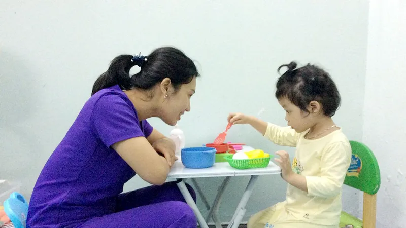 Lan Oanh đang hướng dẫn trị liệu cho trẻ