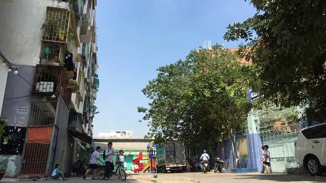 Thăm hỏi các hộ dân bị ảnh hưởng do chung cư bị nghiêng