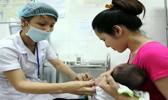 Trẻ bị phản ứng sau tiêm vaccine: Không nên hoang mang