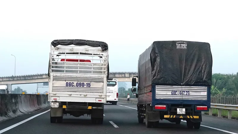 Xe lớn chạy chậm và chiếm cả hai làn đường trên đường cao tốc