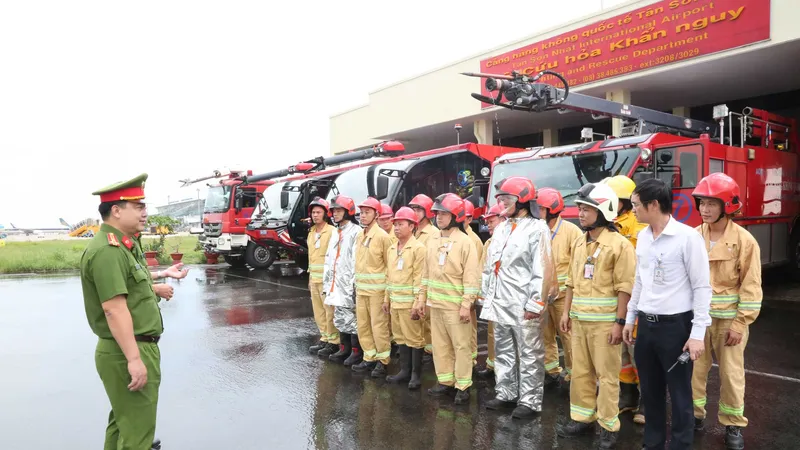 Thượng tá Huỳnh Quang Tâm kiểm tra công tác PCCC  tại Cảng hàng không quốc tế Tân Sơn Nhất