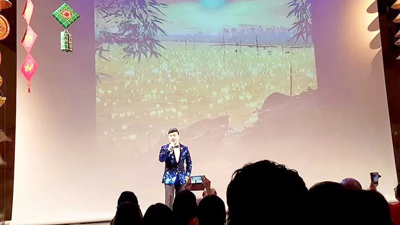 Quang Linh hát trước khán giả tại Bỉ trong chương trình Xuân yêu thương