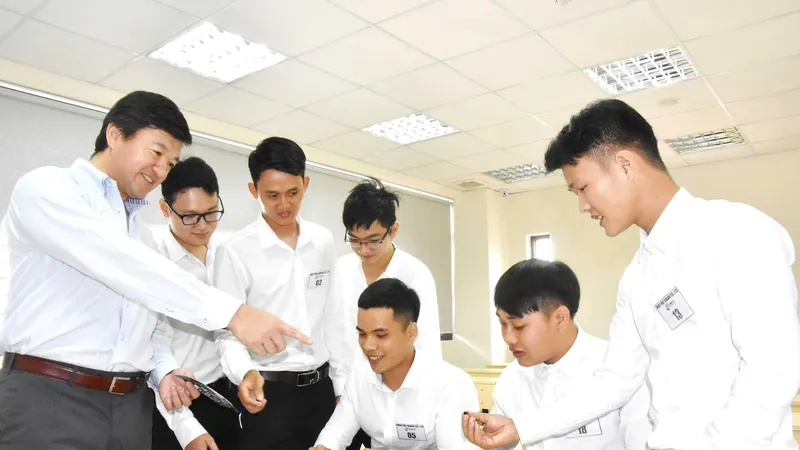 Giảng viên Nhật Bản Tarke Sumor (bìa trái) hướng dẫn các thao tác cho sinh viên Trường Cao đẳng Kinh tế - Kỹ thuật TPHCM. Ảnh: QUANG HUY
