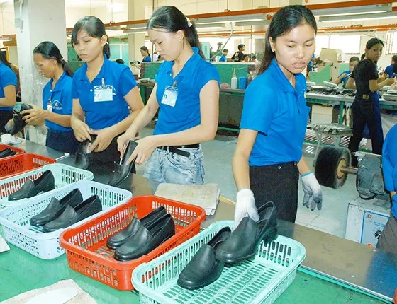 Sản xuất giày tại một đơn vị. Ảnh: CAO THĂNG