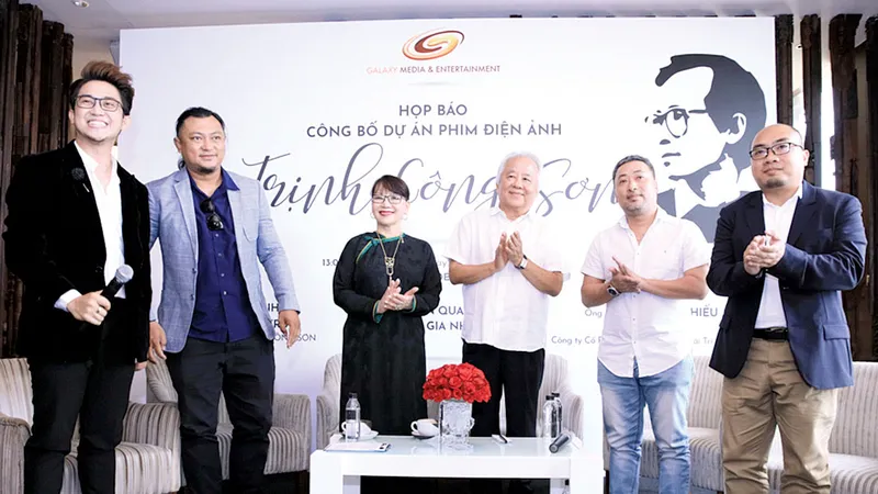Đại diện gia đình nhạc sĩ Trịnh Công Sơn và ê kíp sản xuất phim tại buổi công bố dự án 