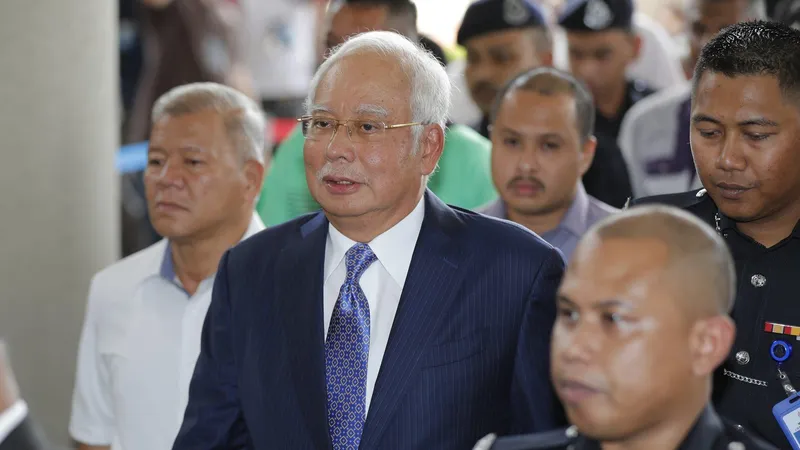 Cựu Thủ tướng Najib Razak (giữa) đến Tòa án Tối cao ở Kuala Lumpur, Malaysia, ngày 3-4-2019. AP